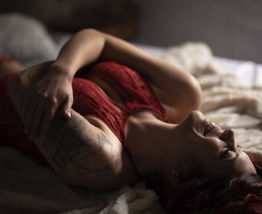 photographie boudoir en couleur lumière naturelle femme souriant