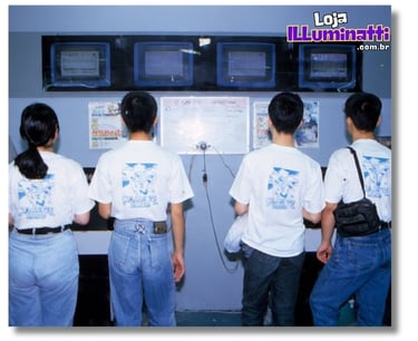 4 jovens jogando com o adaptador para 4 jogadores do Game Boy