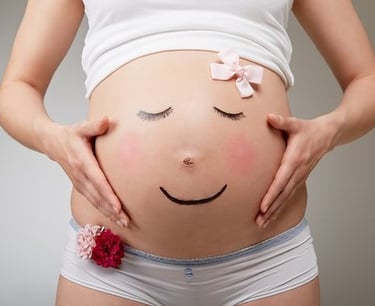 Femme enceinte sereine, joyeuse avec l'hypnose et la PNL