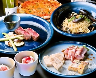 ensemble d'assiettes en céramique japonaise avec de la nourriture dessus