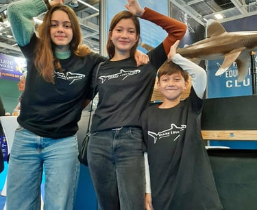 3 enfants qui font signe reconnaissance plongée salon plongée paris