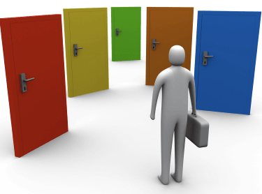 imagem de um homem escolhendo em qual porta vai entrar. imagem conta com varias portas abertas. 