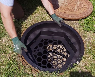 Solutii retinere mirosuri camine canalizare utilizand tavi cu filtre carbon activ