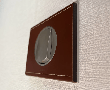 Appareillage Legrand en cuir marron pour un interrupteur