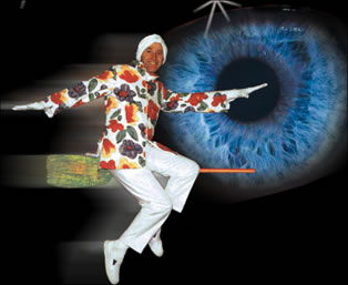 spectacle-Magie-interactif-avec-un-magicien-qui-vole-sur-un-balai-magique