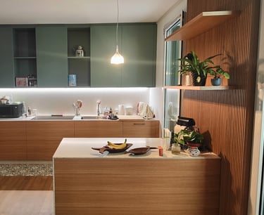 Giulia Sbrogiò | designer - isola- cucina con isola - isola cucina - boiserie a listelli - boiserie - cucina su misura 