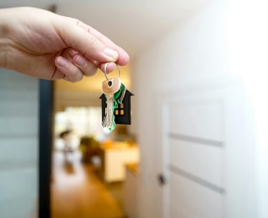 Persona sosteniendo las llaves de su nuevo hogar