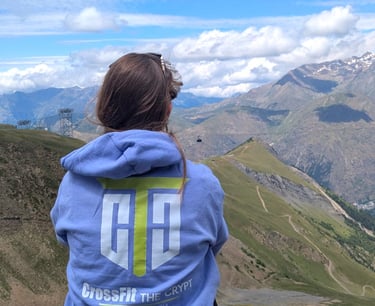 Coaching-passage-actions-tremplin-femmes-reprise-de-mouvement-Aurélie-dos-montagne-contrebas