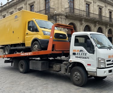 Camión grúa de plataforma transportando un camion de carga en una avenida urbana de Lima