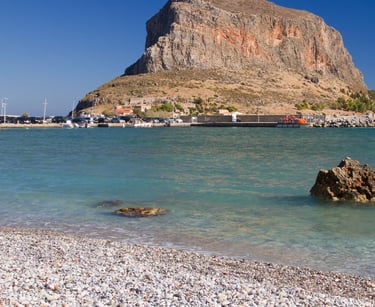Vista da praia em Monemvasia.