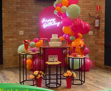 Decoração infantil pink neon com painel iluminado Happy Birthday, arco orgânico