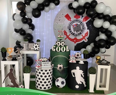 Decoração de festa tema Corinthians com escudo e cores alvinegras