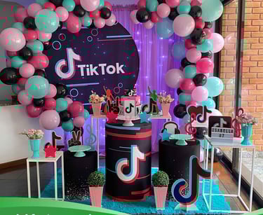Decoração de festa teen tema TikTok com cores vibrantes e elementos de redes sociais