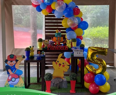 Decoração de festa infantil tema Pokémon com pokébolas e personagens icônicos