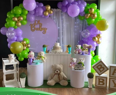 Decoração de chá revelação com cores lilás e verde, delicada e moderna