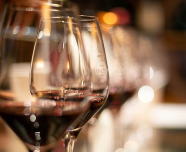 Seleção de vinhos por um sommelier de tinto para prova em casa.