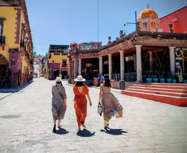 Tres mujeres caminando por la calle principal de San Miguel de Allende
