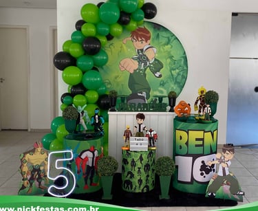 Decoração infantil tema Ben 10 com cores vibrantes e personagens alienígenas cheios de ação