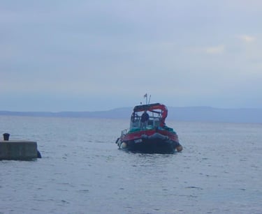 Transporte por barco do material de construção em Susak, Croácia