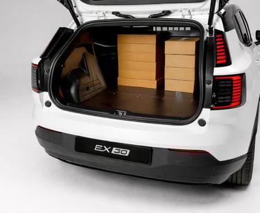 porta-malas do Volvo EX30 adaptado para entregas com caixas mostrando capacidade de carga