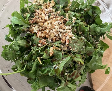 Der Salat wird mit Granatapfelsauce angemacht.