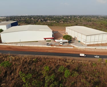Galpões industriais e armazéns logísticos em área urbana de Mato Grosso vistos de cima