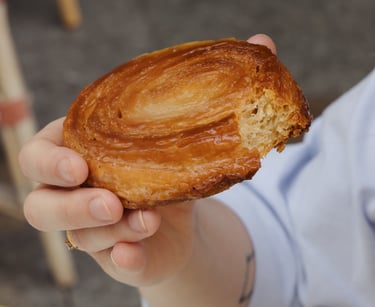 Dégustation d'un kouign amann en terrasse gourmandise