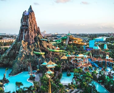 vista aerea parque volcano bay en universal orlando. Se visualizan atracciones y alberca.