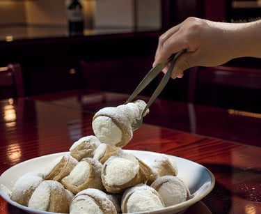Servicio de conitos de hojaldre y crema chantilly presentados en un plato blanco para evento o merie
