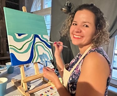 Participante peignant une toile abstraite lors d’un atelier Creative Apéro