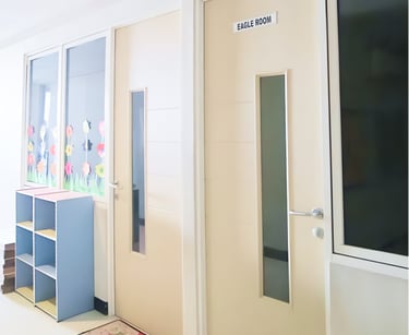 pintu solid wood panel finishing duco untuk sekolah tk