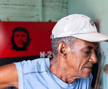 Portrait d'un cubain avec le dessin de Che Guevara