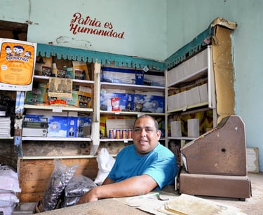 Un épicier cubain dans sa boutique à Baracoa - Cuba
