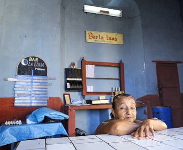 Une commerçante cubaine dans un bar de Trinidad - Cuba