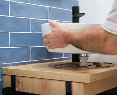 Sexta Fase Reforma Baños - Equipamiento: instalación de mobiliario y sanitarios