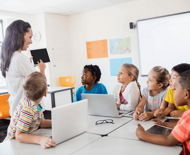 Professora apresenta realidade aumentada a alunos diversos em sala de aula inclusiva, psicopedagogia