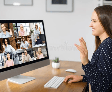Jovem líder em reunião virtual demonstrando liderança digital prática