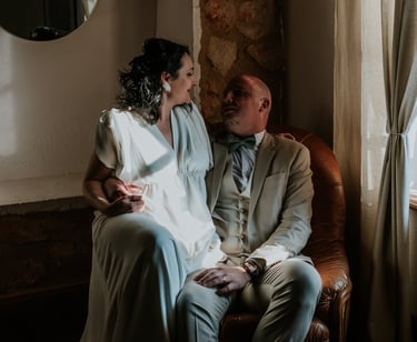 couple de mariés dans un fauteuil bastide en pierre