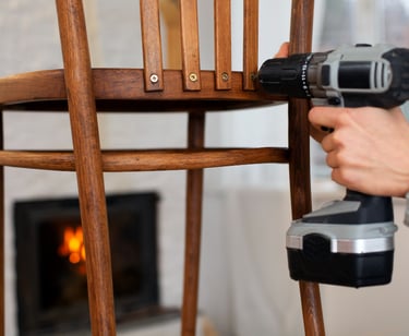 Un déménageur de Virtus Déménagement procédant à l’assemblage de meubles après un déménagement Anjou
