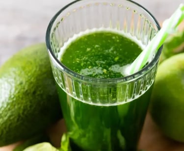 Suco detox abacate, maçã, couve e gengibre