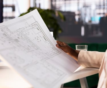 Profissionais analisando documentos regulatórios para aprovação de projeto de laboratório