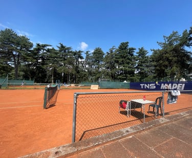 Campo da tennis in terra rossa presso il Centro Tennis Aeronautica, Milano.