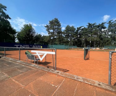 Campo da tennis in terra rossa presso il Centro Tennis Aeronautica, Milano.