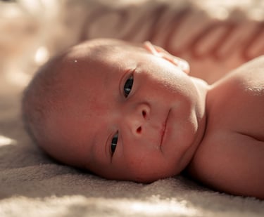 sesion de fotos de bebe recién nacido mirando a la cámara en granada