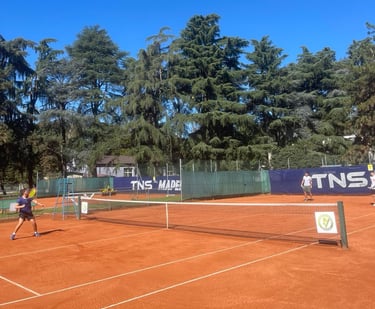 Campo da tennis in terra rossa presso il Centro Tennis Aeronautica, Milano.