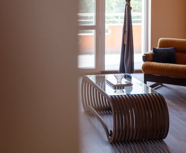 Параметрична маса от колекция параметрични мебели, изработена с CNC технологии за прецизност и стил.