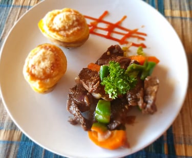 Plat de zébu gastronomique servi au restaurant de l’hôtel Ocean Lodge à la Baie de Sakalava à Diego-Suarez Madagascar