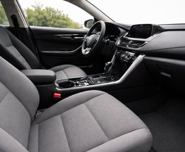 Interior de carro usado limpo e organizado, com painel, volante e bancos em bom estado.