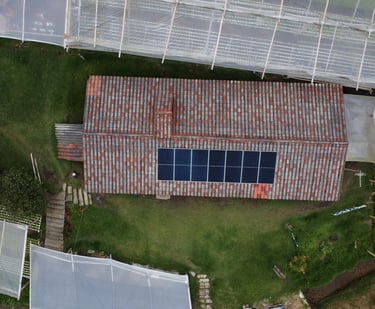 Invernadero en Colombia con sistema de paneles solares para energía renovable