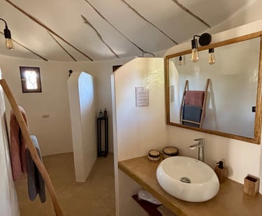 salle de bain d'une chambre supérieure de l'hôtel de luxe, Maison Fimela, dans le Sine Saloum